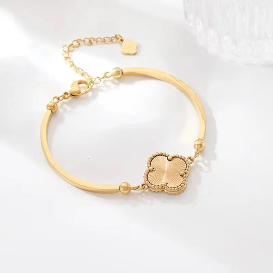 Recessed gold bar clover bracelet