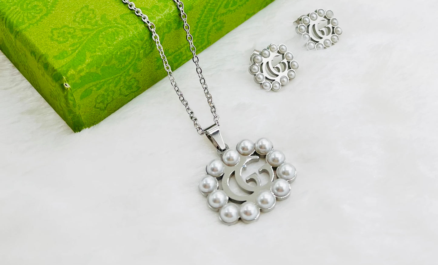 GG Pearl Inspired Necklace & Stud Earrings Gift Set